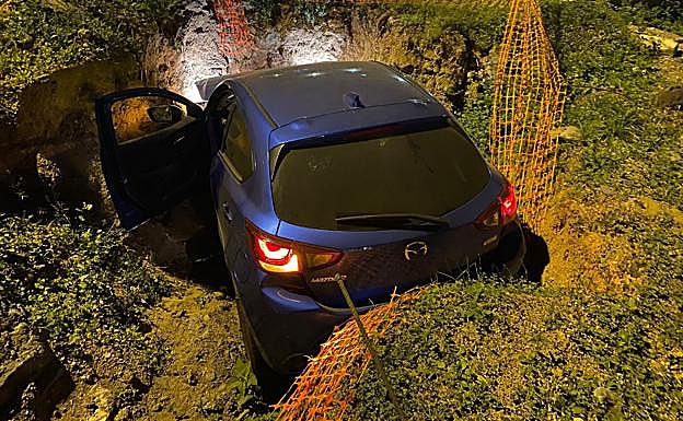 Imagen principal - Una conductora ebria acaba dentro de la rotonda de Hoya de la Plata