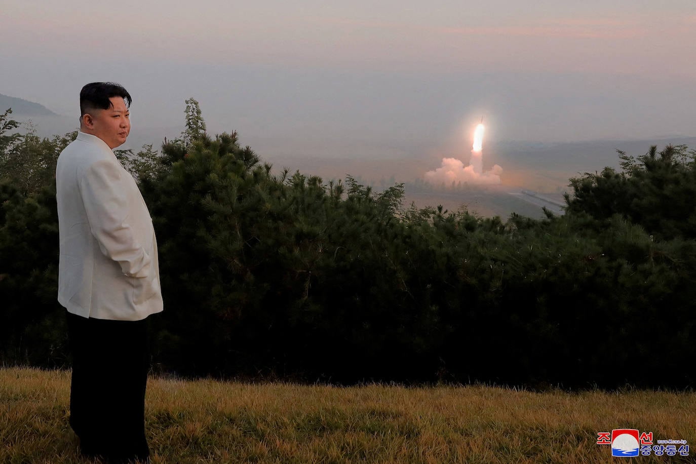 Kim Jong Un contempla el lanzamiento de un misil en una imagen difundida en octubre 