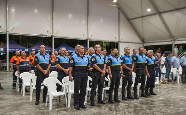 Imagen principal - Mogán condecora a 38 policías locales por sus más de 20 años de servicio