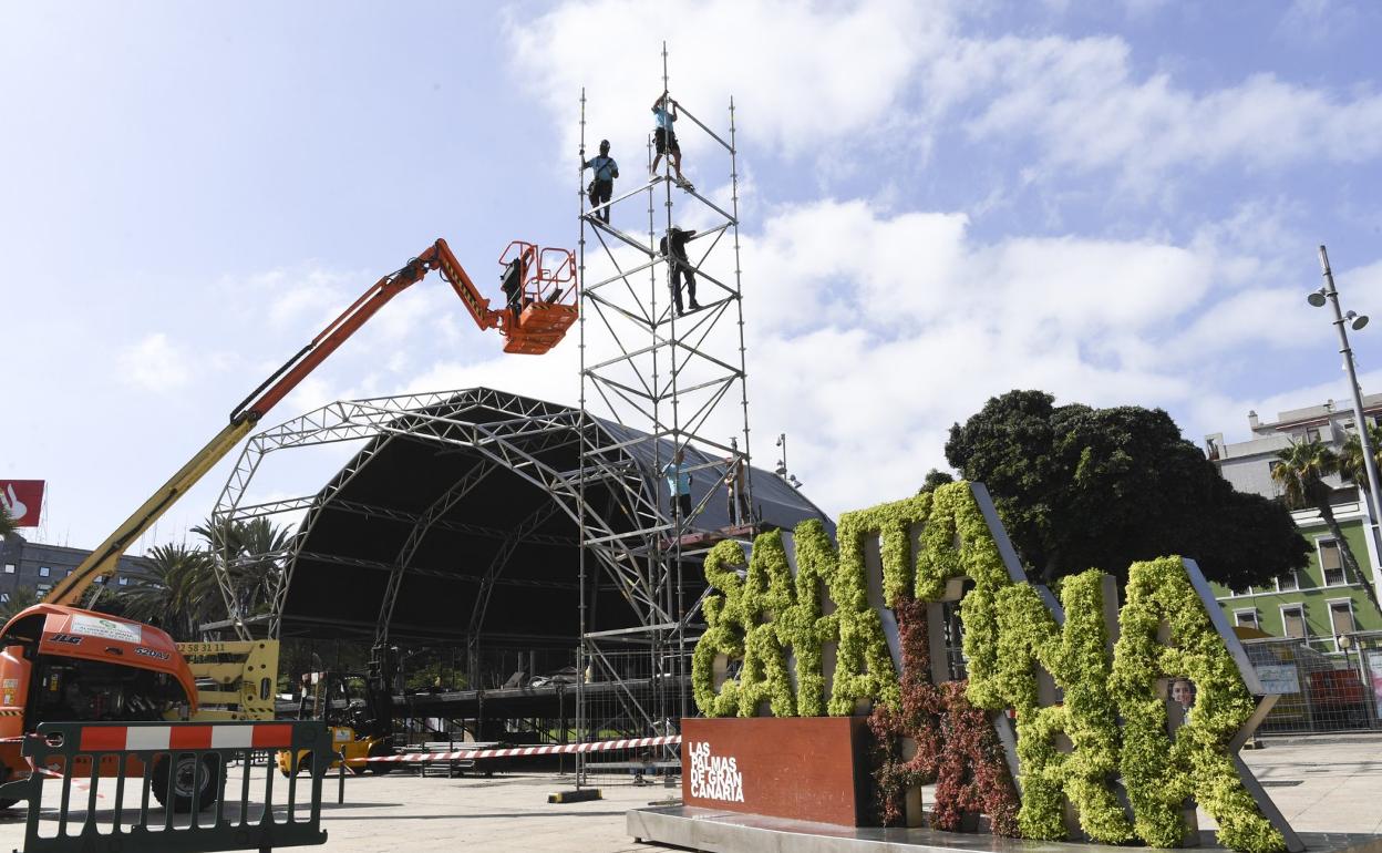 Montaje de uno de los escenario del Womad, en la mañana de este lunes. 