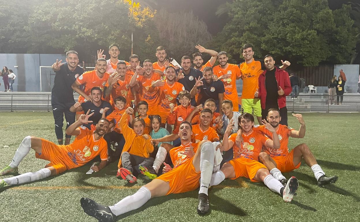 Los jugadores del San Mateo celebrando su triunfo en el Maspalomas 1. 