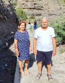 Imagen secundaria 2 - José Taisma, en la foto superior, muestra el último desprendimiento. Soraya Delgado, en la imagen inferior izquierda, accede a su casa por los escalones abiertos en el risco. Y Juan y María del Carmen, en la de la derecha, en el acceso a su casa. 