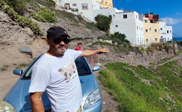 Imagen principal - José Taisma, en la foto superior, muestra el último desprendimiento. Soraya Delgado, en la imagen inferior izquierda, accede a su casa por los escalones abiertos en el risco. Y Juan y María del Carmen, en la de la derecha, en el acceso a su casa. 