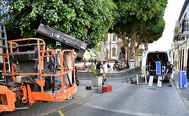 Imagen principal - Preparativos para el rodaje, que se desarrolló al caer la noche en Agaete. 