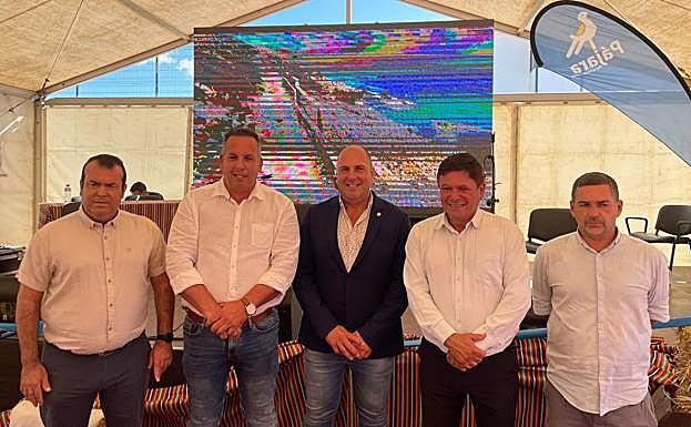 El presidente Sergio Lloret, el alcalde Pedro Armas y otros concejales del grupo de gobierno, en el acto de la Finca de Ajuy. 