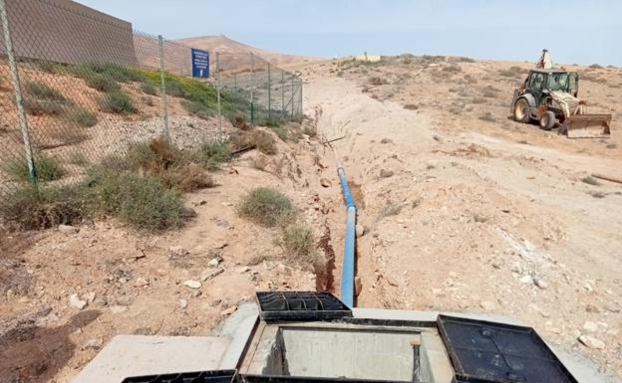 Tubería del CAAF cerca del depósito de Antigua y Morro Velosa al fondo. 