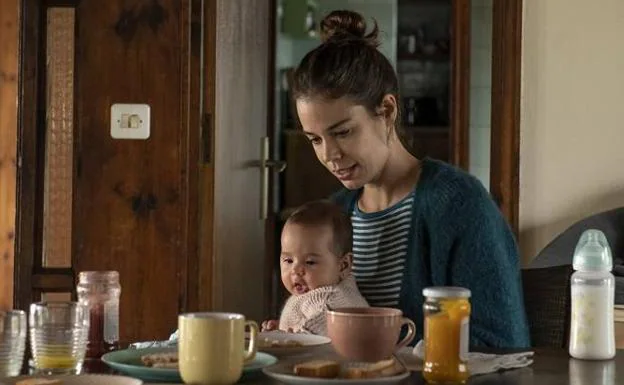 Laia Costa de vida a una joven madre en la película. 
