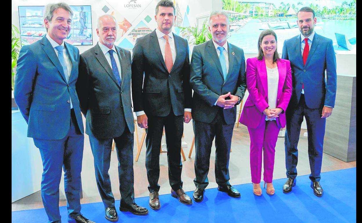 Torres y la consejera de Turismo, con Francisco López y directivos de Lopesan.