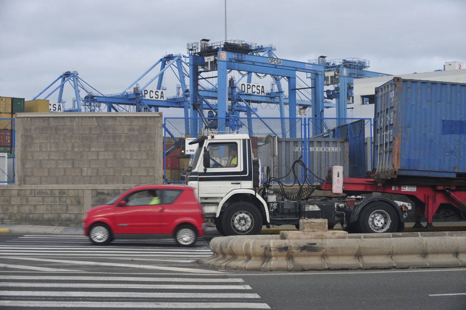 Los problemas dentro de las terminales del puerto siguen siendo uno de las razones para barajar el paro.