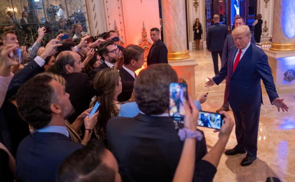 Donald Trump se dirige a los periodistas durante la fiesta que organizó la noche del martes en su mansión de Mar-a-Lago. 