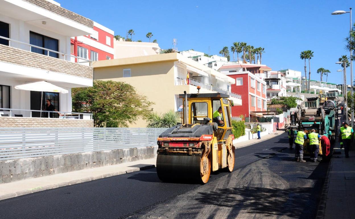 Foto de archivo de obras de asfaltado en una calle del municipio. 