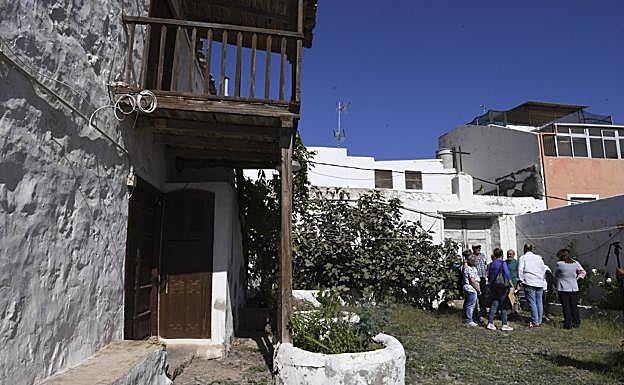 Momento en que la visita entra al patio de una de las casonas más antiguas del pueblo, que tiene cuatro siglos de historia. 