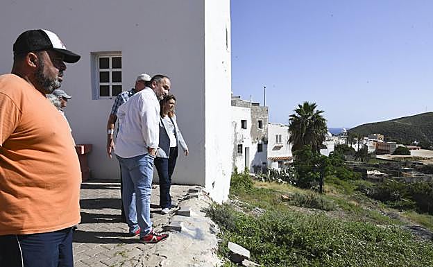 El consejero observa la perspectiva del barranco desde el casco de Carrizal. A su lado, un vecino y la edil de Urbanismo Victoria Santana. 