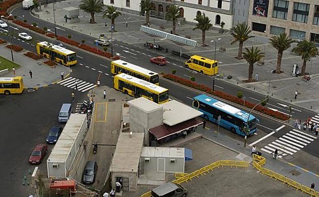 Vehículos de Guaguas Municipales y de Global en una calle de la capital grancanaria. 