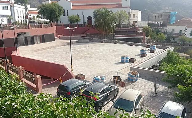 Vista del aparcamiento cubierto con una plaza pública construido en La Vaguada, en Tejeda. 