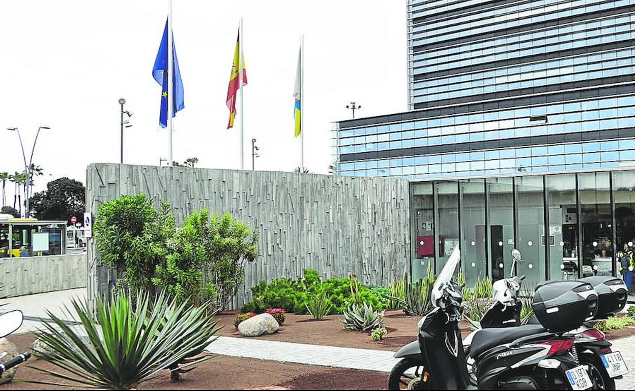 Fachada de la Ciudad de la Justicia, en la capital grancanaria, donde tiene su sede el juzgado que ha instruido hasta la fecha el caso Mascarillas. 