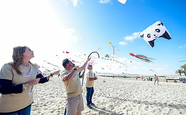 La alcaldesa Pilar González, la consejera de Turismo, Jessica de León, y el concejal de Turismo, Marcelino Figueroa, en el vuelo inaugural. 