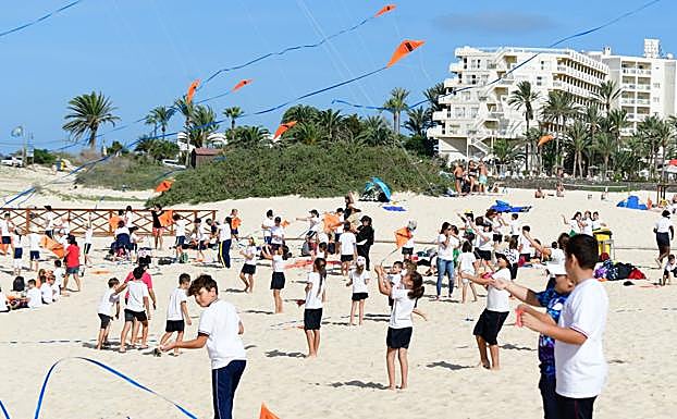 Más alumnos del municipio con las cometas naranjas del Ayuntamiento. 