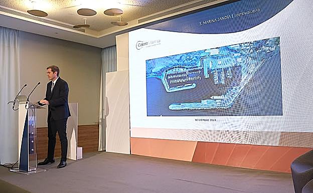 Un momento de la presentación de la nueva dársena deportiva de Morro Jable, que puede verse en la pantalla. 