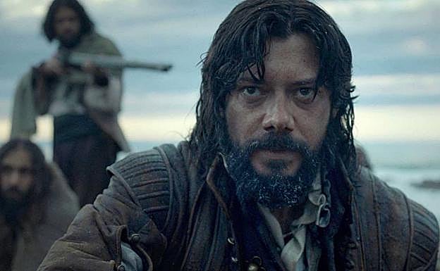 Álvaro Morte es Juan Sebastián Elcano. 