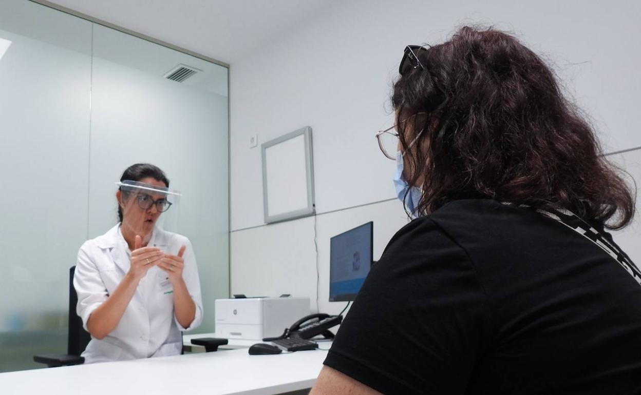La especialista Aleida Castro, sorda y bilingüe, atiende a una paciente en lengua de signos en Hospiten Rambla de Santa Cruz de Tenerife. 