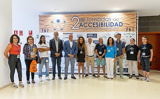 Carmen Alonso, consejera de Accesibilidad, con ponentes y participantes en las jornadas. 