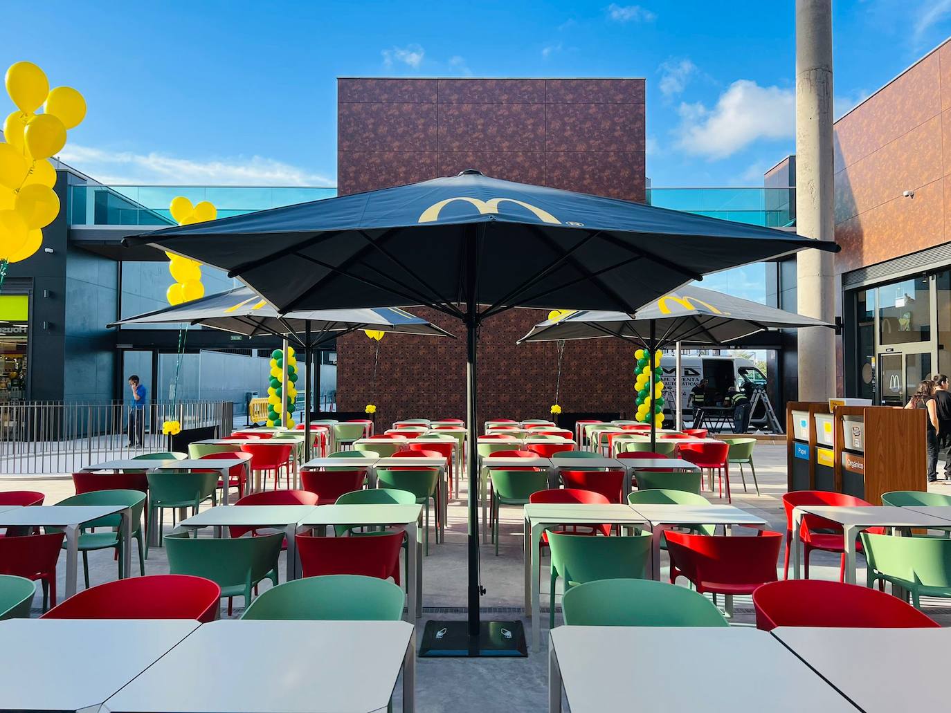 Imagen principal - McDonald&#039;s reafirma su avance con su tercer restaurante en Lanzarote