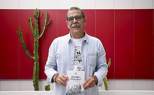 Pepe Alvarado posa, orgulloso, con su libro. 
