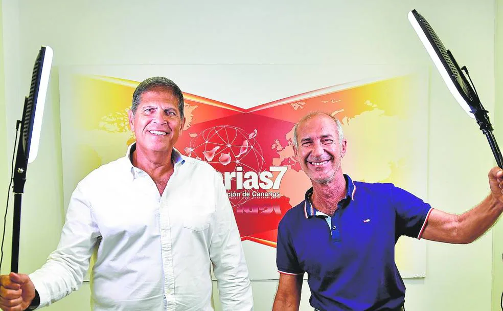 Juan Manuel Mendoza y Luis Pérez Viera forman parte de la familia de CANARIAS7 desde septiembre de 1982, un mes antes del lanzamiento del periódico. 