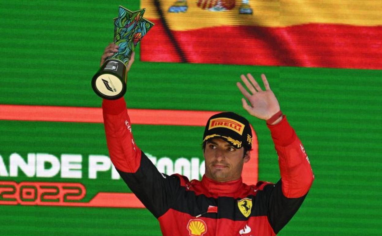 Carlos Sainz, festejando su tercer puesto en el podio. 