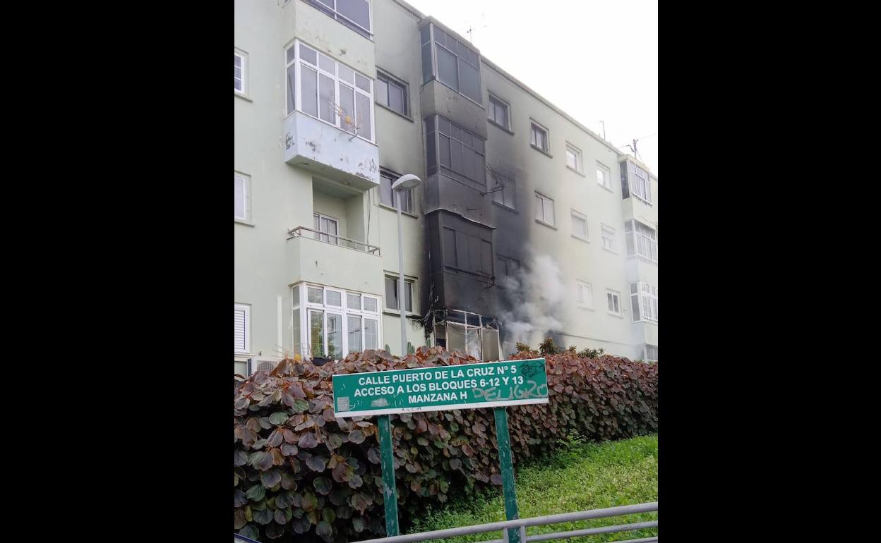 Imagen del incendio en el bloque de viviendas. 