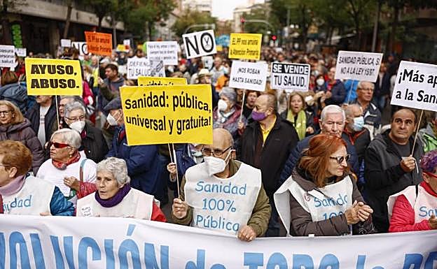 Imagen principal - Una manifestación ciudadana que recorre este domingo el centro de Madrid bajo el lema «Madrid se levanta por la sanidad pública».