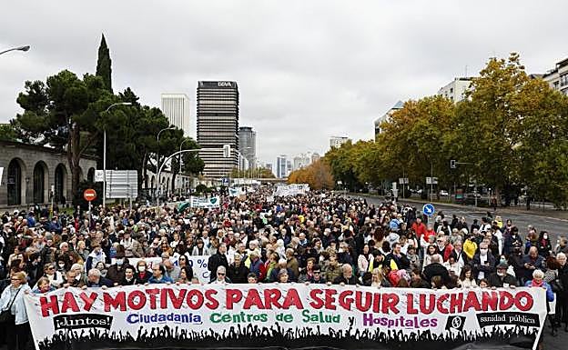Una manifestación ciudadana que recorre este domingo el centro de Madrid bajo el lema «Madrid se levanta por la sanidad pública».