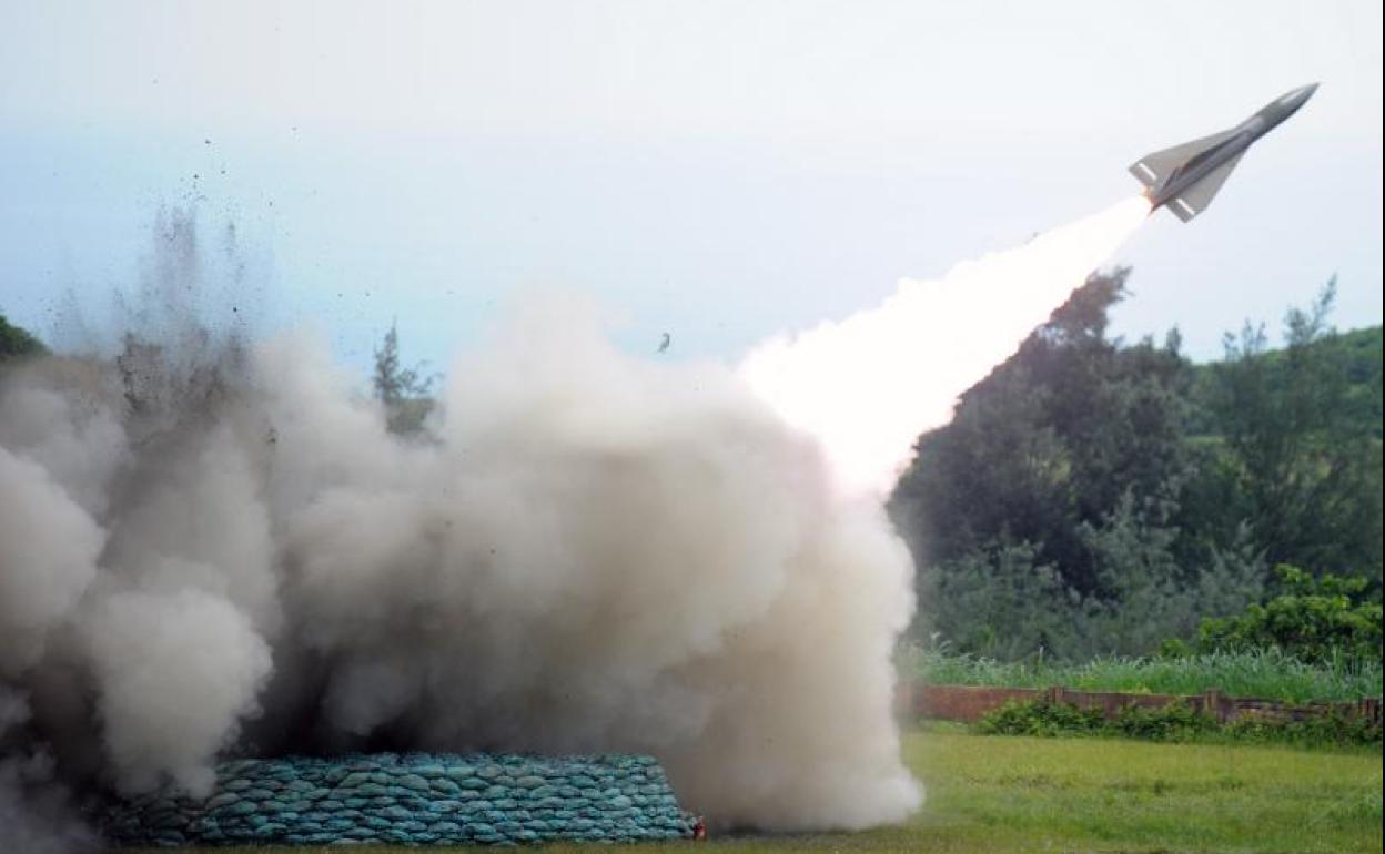 Lanzamiento de un misil 'Hawk' durante un simulacro con fuego real en una base militar de Chiupeng, al sur de Taiwán, en julio de 2012. 