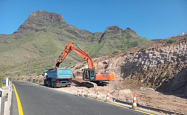 Imágenes de este lunes de las obras en el Lomo la Aulaga.