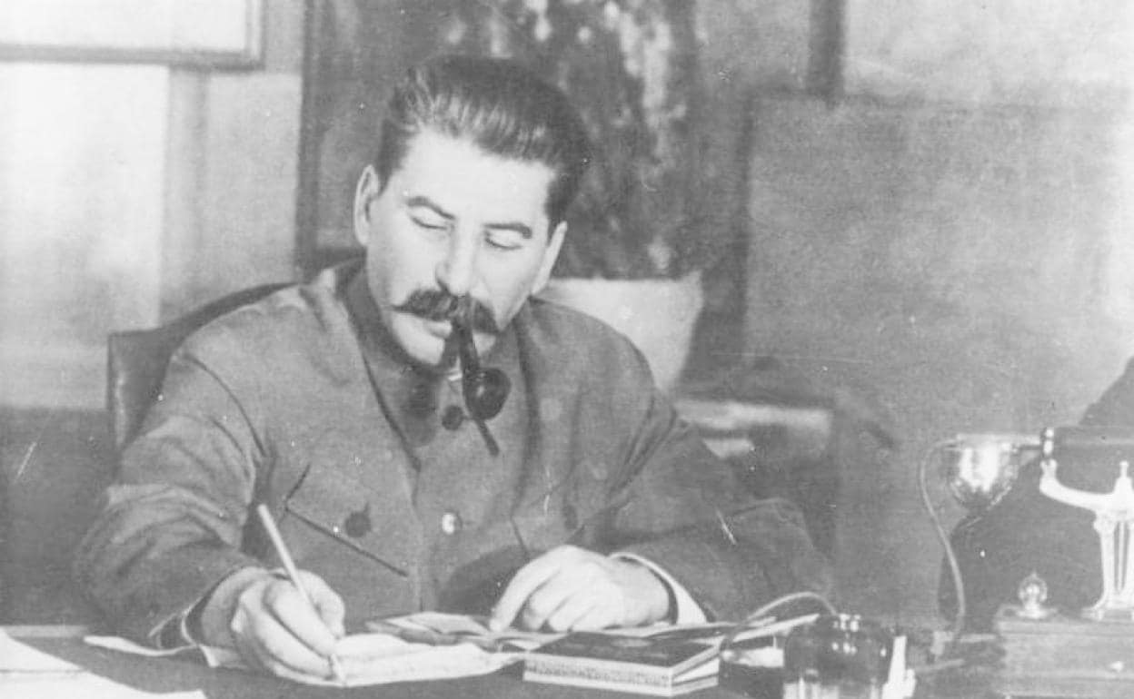Iósif Stalin trabaja en su escritorio en 1939. 