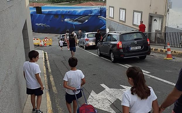 El AMPA ha decidido denunciar a los que aparquen mal. 