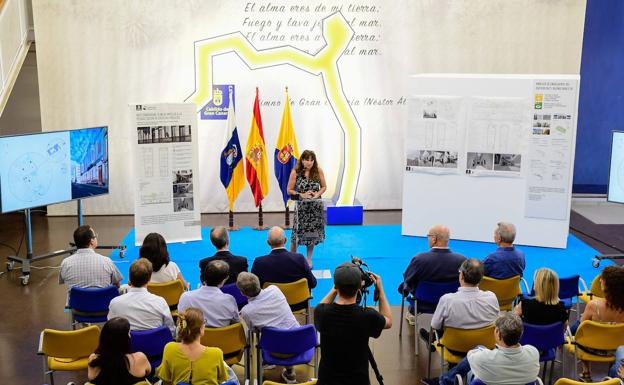 Conchi Monzón, consejera de Arquitectura del Cabildo grancanario, presentando el proyecto.