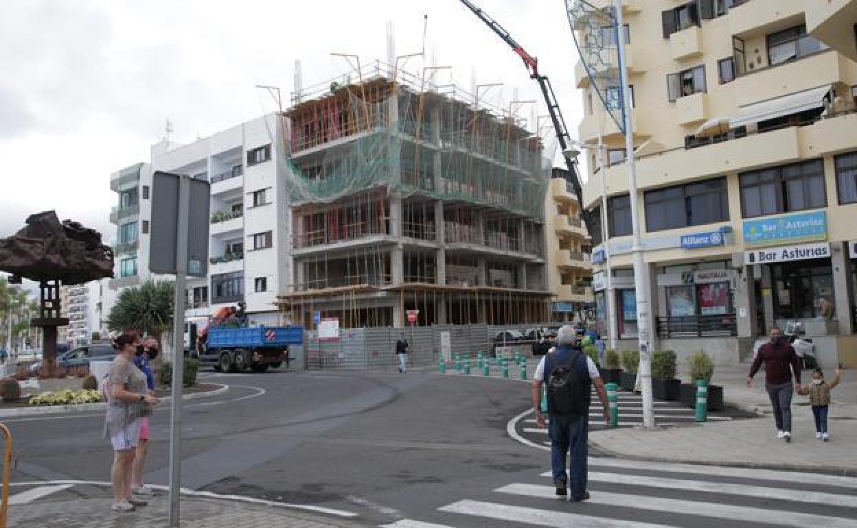 Viviendas en construcción en Arrecife, en imagen de comienzos de año. 