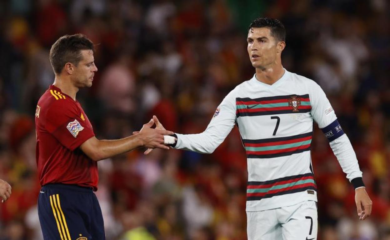 Cristiano Ronaldo saluda a César Azpilicueta en un partido entre Portugal y España. 