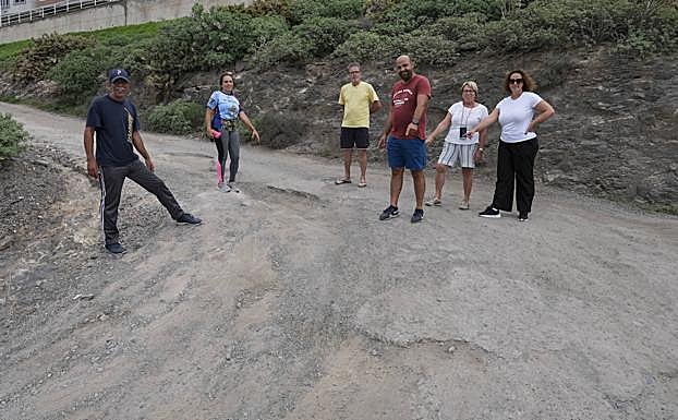 Los vecinos piden una solución al problema de la vía de acceso a sus casas. 