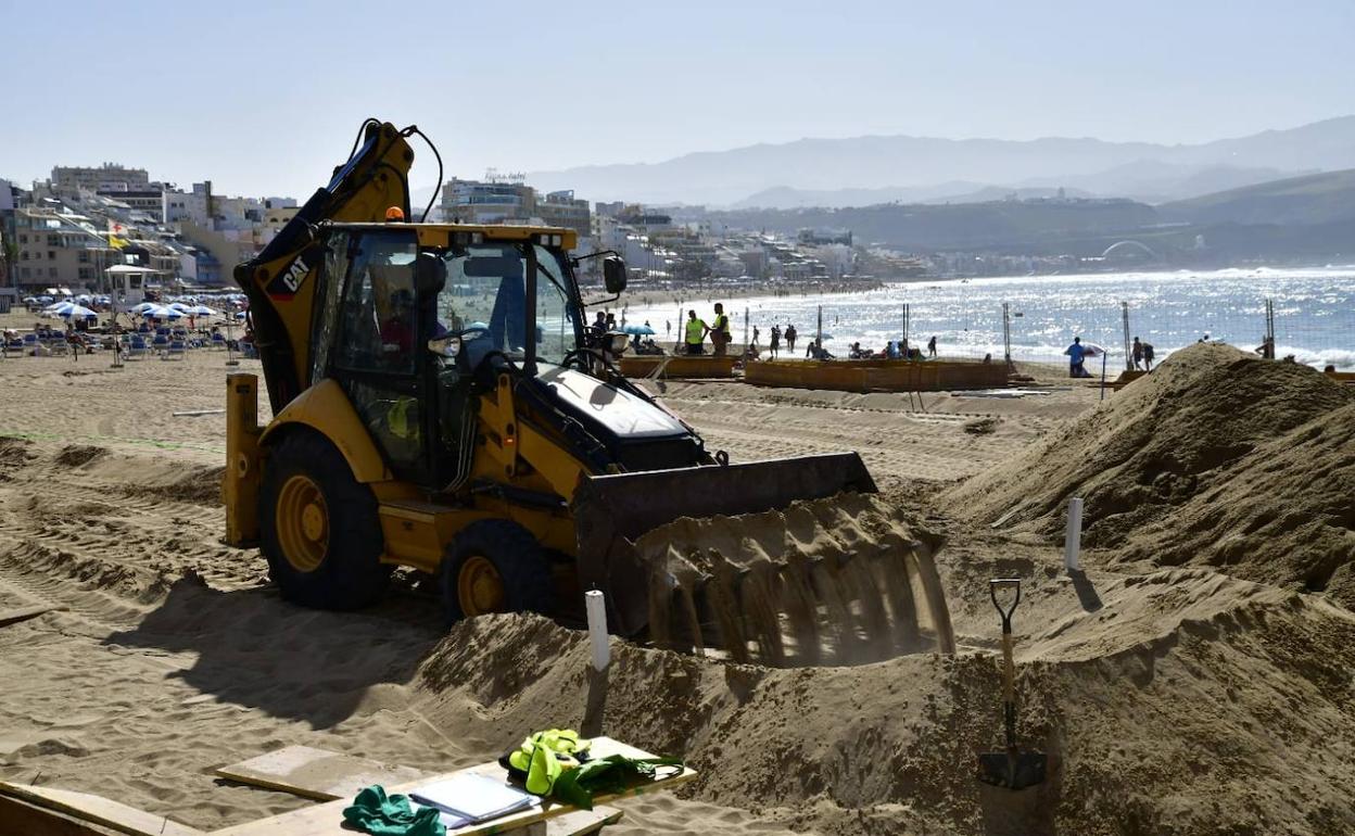 Comienza el movimiento de arena en la playa de Las Canteras previa a la construcción del belén. 
