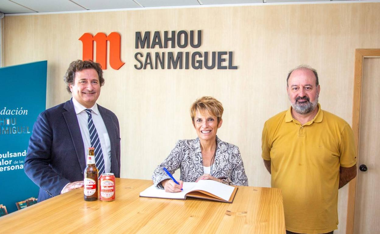 De izquierda a derecha: Fernando Bustamante, director general de la Unidad de Negocio Canarias de Mahou San Miguel; Elena Máñez, consejera de Economía, Conocimiento y Empleo del Gobierno de Canarias; y Julio Cambero, director del Centro de Producción de Candelaria.