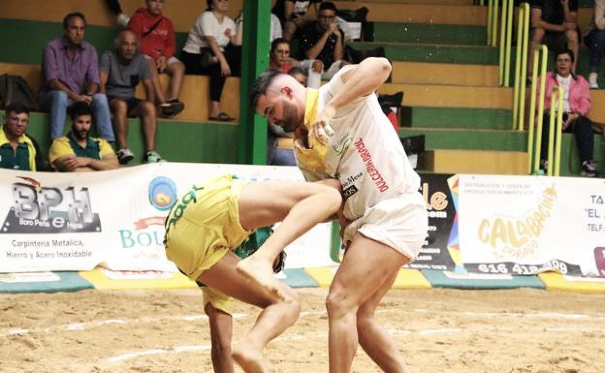 Ismael Déniz haciéndole frente a Cristo Izquierdo. 