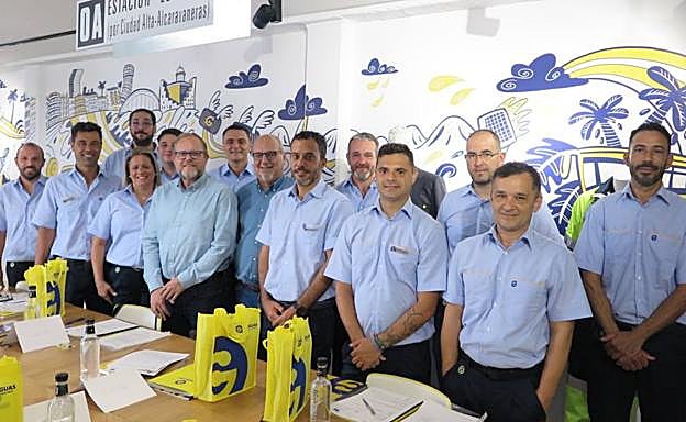 El concejal, José Eduardo Ramírez, recibe a nuevos conductores. 