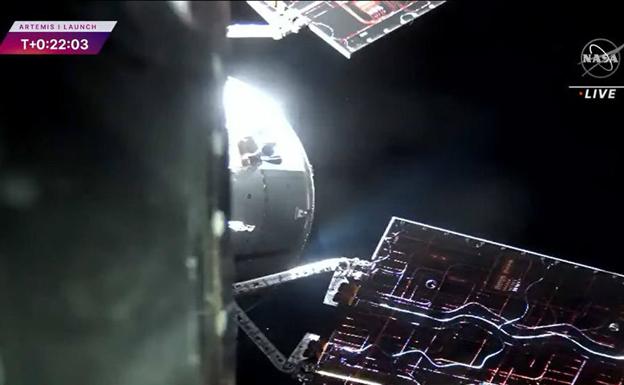 Los paneles solares de la nave Orión desplegándose, 22 minutos después del despegue. 