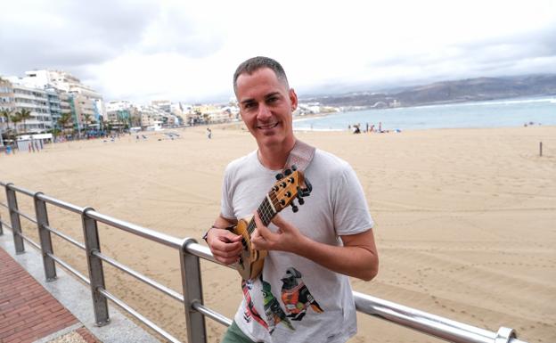 El timplista grancanario Germán López, el pasado mes de junio, en el paseo de la playa de Las Canteras, días antes de estrenar 'Alma', en el Auditorio Alfredo Kraus. 