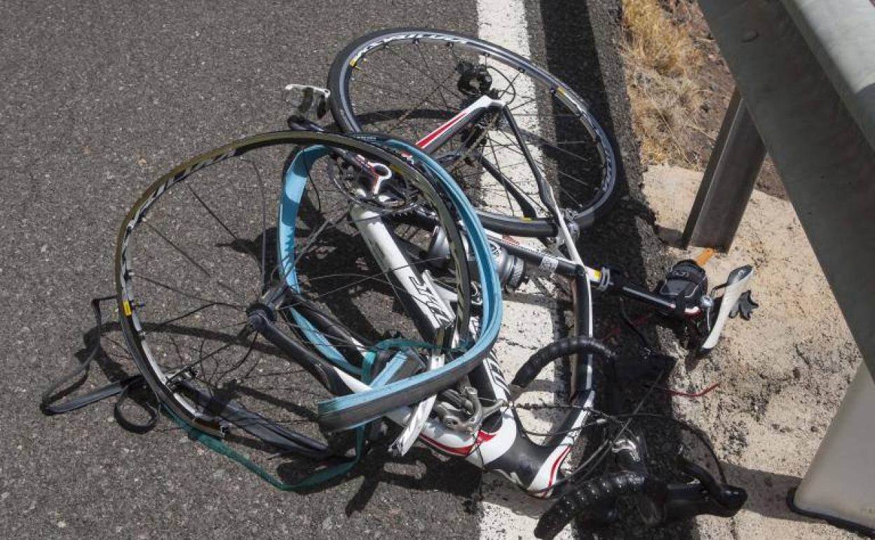 Imagen de archivo de una bicicleta después de un accidente. 