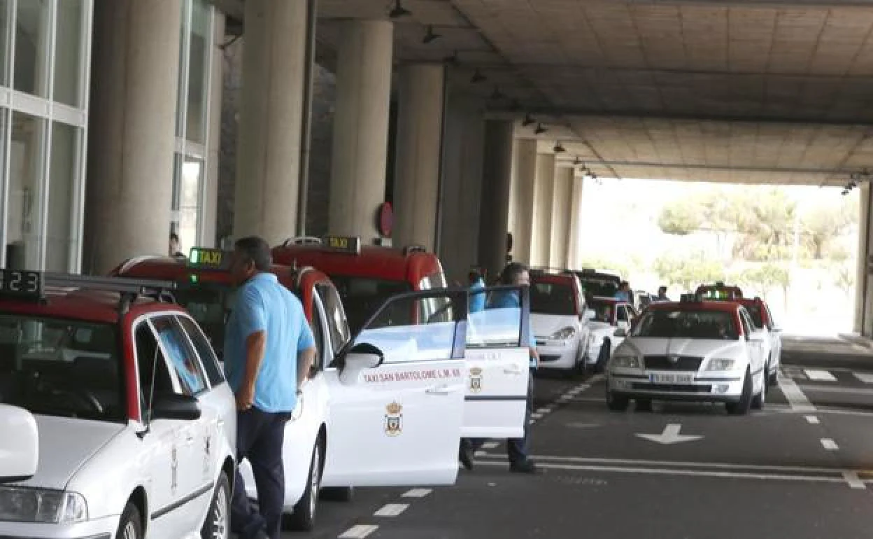 Taxis en el aeropuerto de Lanzarote César Manrique. 