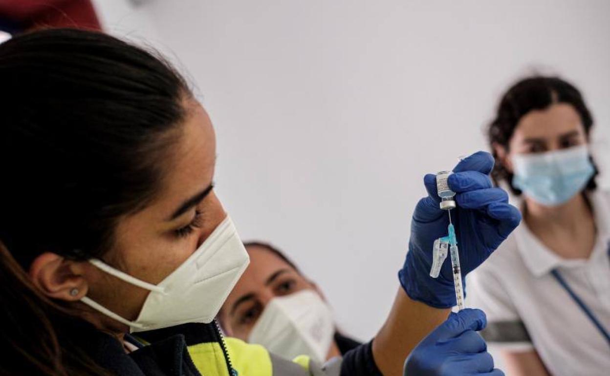 Imagen de archivo de la vacunación contra el Covid-19 en Las Palmas de Gran Canaria. 